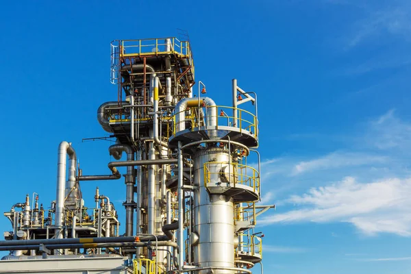 Yazın gaz sıvılaşmasının emilimi damıtma sütununun görüntüsü.