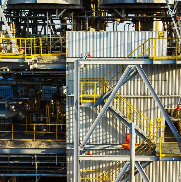 Gaz sıvılaşma tesisinin birimlerinden birinin yan görüntüsü.