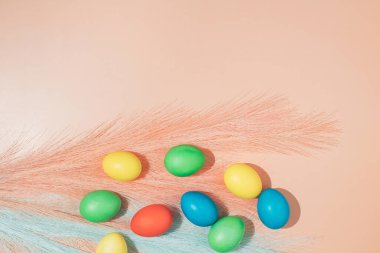 Bahar Paskalya yerleşimi çok renkli yumurtalardan yapılmıştır. Pembe arka planda pembe ve mavi süslemeler eklenmiştir. En düşük düzlük.