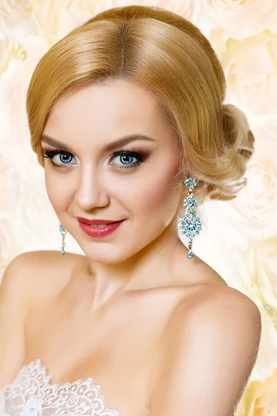 Schönheitsporträt einer schönen Blondine mit festlichem Haar und hellem Make-up. — Stockfoto