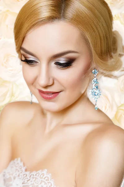 Beauty porträtt av en vacker blondin med en festlig hår och ljusa makeup. — Stockfoto