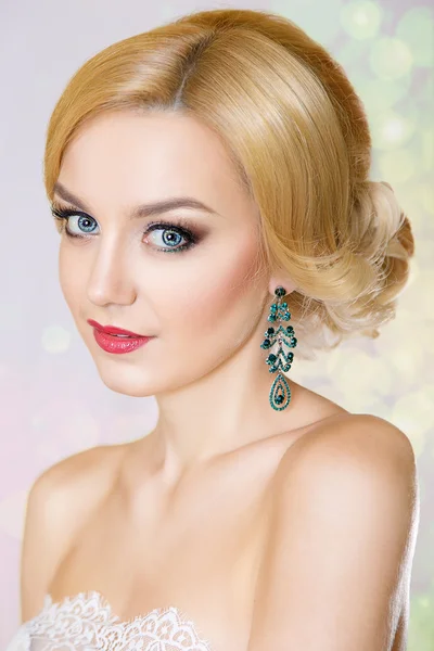 Beauty portrait of a beautiful blonde with a festive hair and bright makeup. — Stock Photo, Image