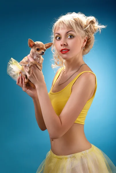 Девушка с маленькой собачкой в руке — стоковое фото