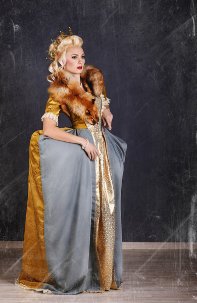 Изображение красивой надменной королевы в королевской одежде
