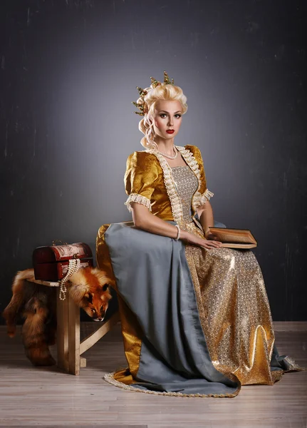 高貴な服で美しい高慢な女王の画像 ロイヤリティフリーのストック画像