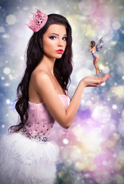 Dívka oblečená jako princezna víla drží ve svých rukou — Stock fotografie