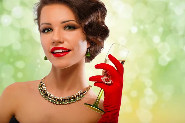 赤い手袋とシックなジュエリーにシャンパン グラスでセクシーなモデルの女性 ストック写真