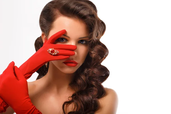 Isoliertes Mädchenporträt. Geheimnisvolle Frau im Vintage-Stil mit roten Glamour-Handschuhen — Stockfoto