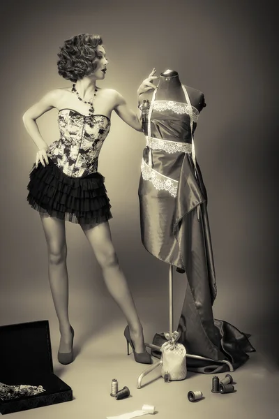 Pin-up kızı manken yakınındaki. Moda Tasarımcısı Studio.