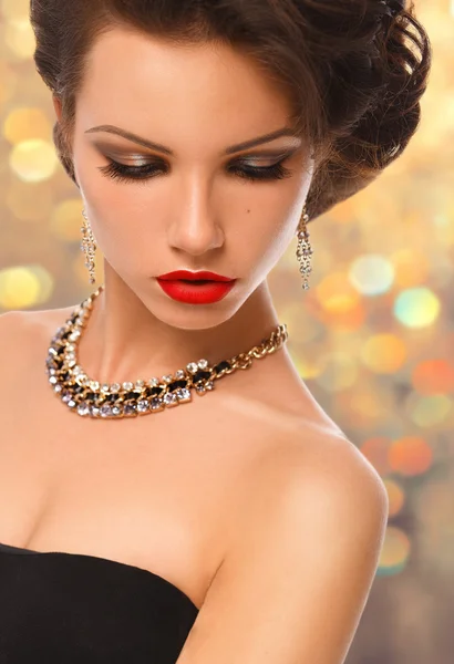 Beauty Woman with Perfect Makeup and luxury accessories — Stock Photo, Image