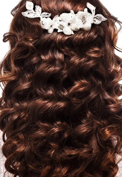 Kręcone włosy z piękną dekoracją — Zdjęcie stockowe