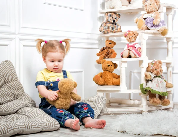 Little girl holding a teddy bear. — Stock Photo, Image