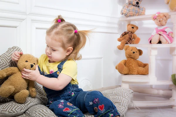 Menina segurando um ursinho de pelúcia. — Fotografia de Stock