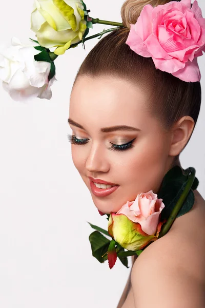 Moda beleza modelo menina com flores de rosa cabelo. Maquiagem e estilo de cabelo. Hairstyle.Bouquet de flores bonitas na cabeça da senhora — Fotografia de Stock