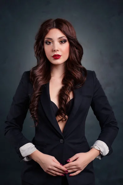 Mulher de negócios sexy em um terno de negócios escuro. Secretária sexy bonita — Fotografia de Stock