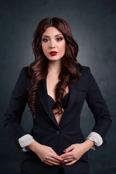 Karanlık iş takım elbiseli seksi iş kadını. Güzel seksi sekreter