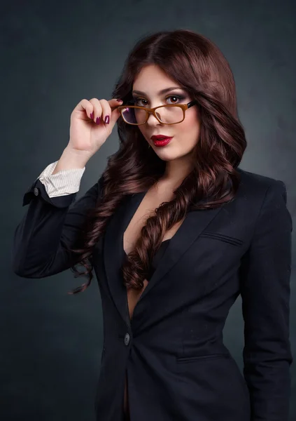 Karanlık iş takım elbiseli seksi iş kadını. Güzel seksi sekreter