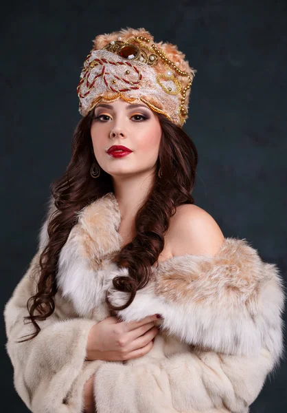 Kraliçe Kraliyet elbise. Kraliyet şapka ve kürk paltolu seksi kız