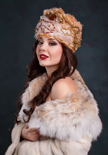 Queen in royal dress. sexy girl in royal hat and fur coat — Stock Photo, Image