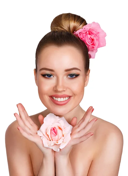 Retrato de una hermosa mujer con una rosa en el pelo y rosa en la cara.Sujetando rosa aislada sobre fondo blanco. Concepto SPA . —  Fotos de Stock