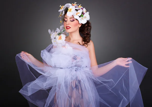 Orkide çiçek saçında kızla. Profesyonel olun-up.Makeup. Çiçekli moda Art.Hairstyle. Fantezi kız portre