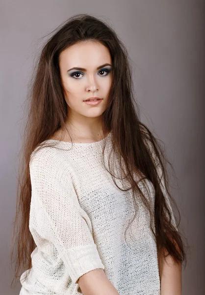 Junges Mädchen mit langen ungepflegten Haaren. Glamour Nahaufnahme Porträt der schönen stilvollen kaukasischen junge Frau Modell — Stockfoto