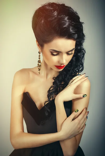 Girl looked down.portrait of sexy brunette with beautiful hair — Stock Photo, Image