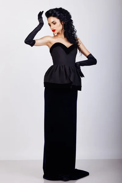 긴 검은 드레스를 입고 아름 다운 소녀 — 스톡 사진