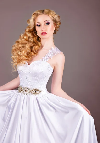 Mulher loira jovem bonita em vestido de noiva branco — Fotografia de Stock