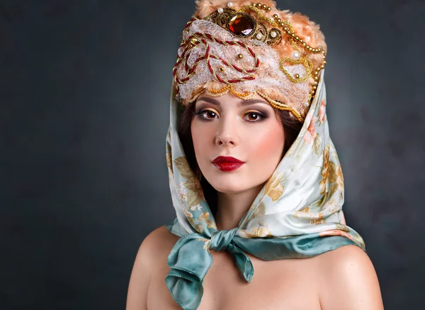 Modemädchen in königlichem Kleid. sexy Mädchen mit königlichem Hut. Luxus-Frau in traditioneller Kleidung — Stockfoto
