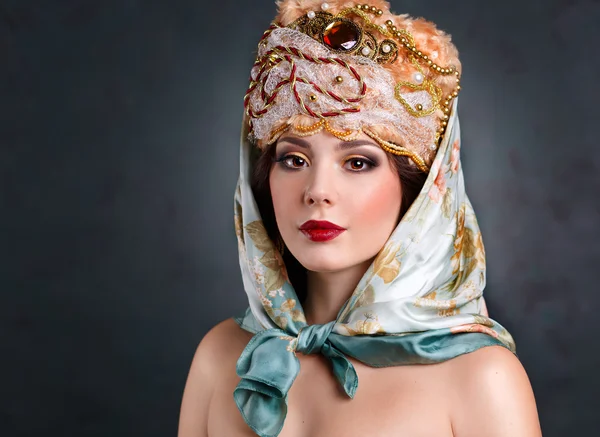 Kraliyet elbiseli kız moda. Kraliyet şapkalı seksi kız. İçinde geleneksel lüks kadın