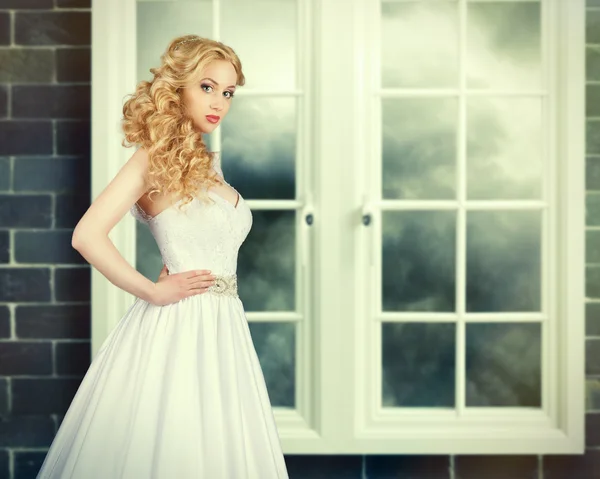Gyönyörű fiatal divat menyasszony belső portréja — Stock Fotó