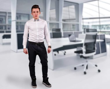 beyaz gömlek ve kravat ofiste iş adamı