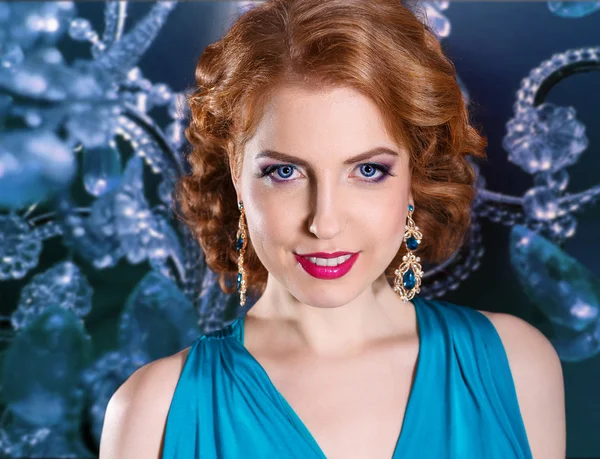 Portret van de schoonheid van een roodharige meisje in blauwe jurk. Schoonheid vrouw met perfecte make-up en luxe accessoires — Stockfoto