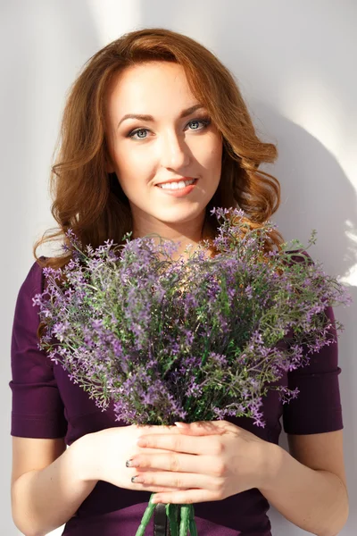 Portrét dívky v slunci drží kytici lavender.beautiful žena s velkým květem — Stock fotografie