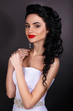 Gelin beyaz gelinlik içinde