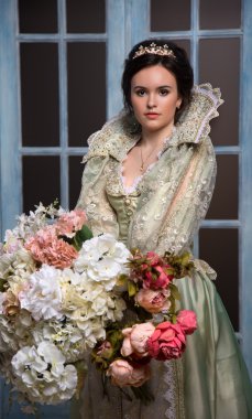 Kraliyet elbiseli güzel kibirli Kraliçe