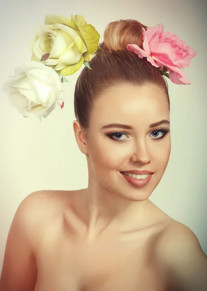 Móda krása Model dívka s Rose květy ve vlasech. Udělat up a účes. Účes. — Stock fotografie