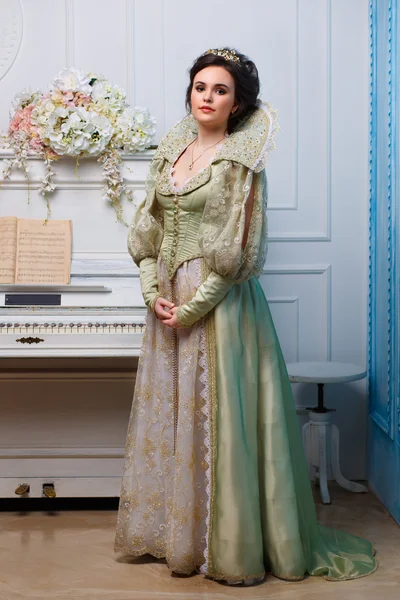 Βασίλισσα κοντά πιάνο — Φωτογραφία Αρχείου