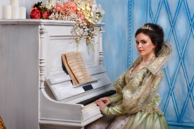 Kraliçe piyano yakınındaki