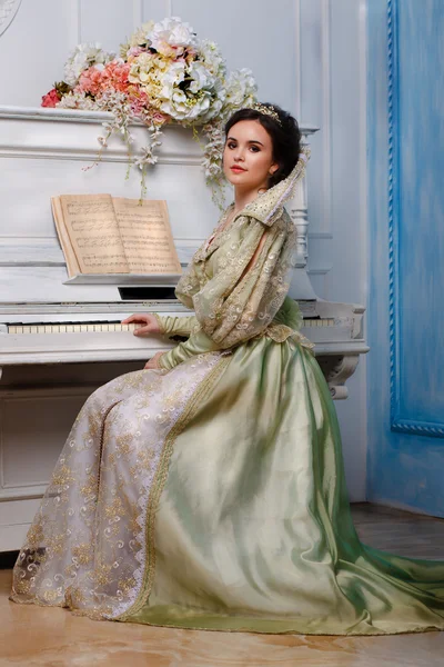 Královna u klavíru — Stock fotografie