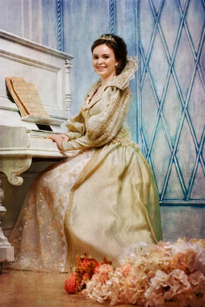 Królowa w pobliżu fortepian — Zdjęcie stockowe