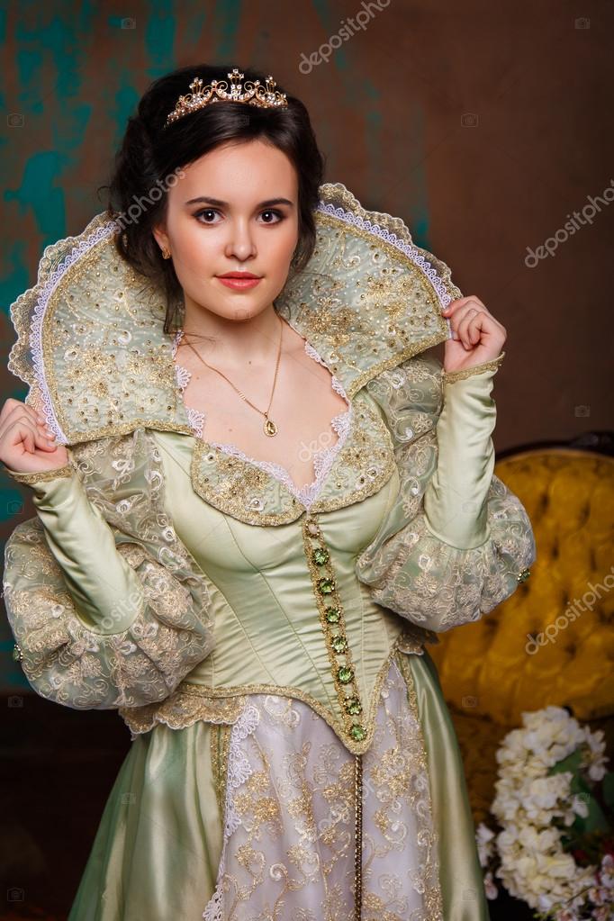 Queen in royal dress Stock Photo by ©nnpoter 70607857