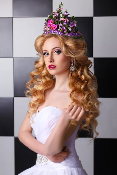 Schachkönigin-Modell auf kariertem Hintergrund — Stockfoto