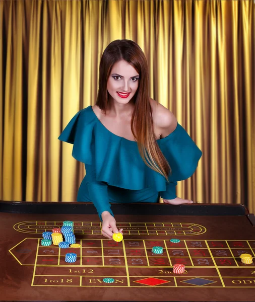 Mädchen spielt im Casino. — Stockfoto