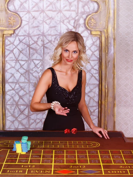 Mädchen spielt im Casino. — Stockfoto