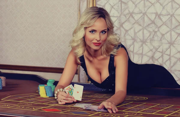 Dziewczyna gra w kasynie. — Zdjęcie stockowe