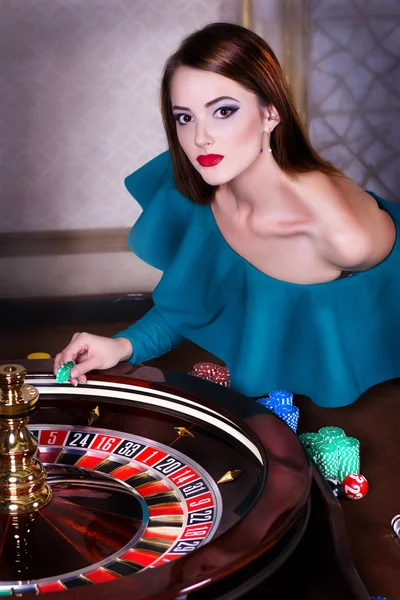 Chica jugando en el casino . — Foto de Stock