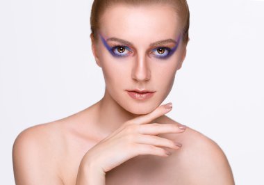 Kadın temiz taze cilt ile yakın çekim üzerinde beyaz izole.