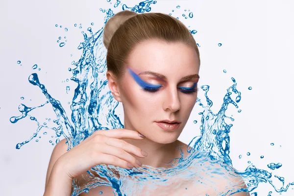 Nudo bella donna bagnato da spruzzi d'acqua . — Foto Stock